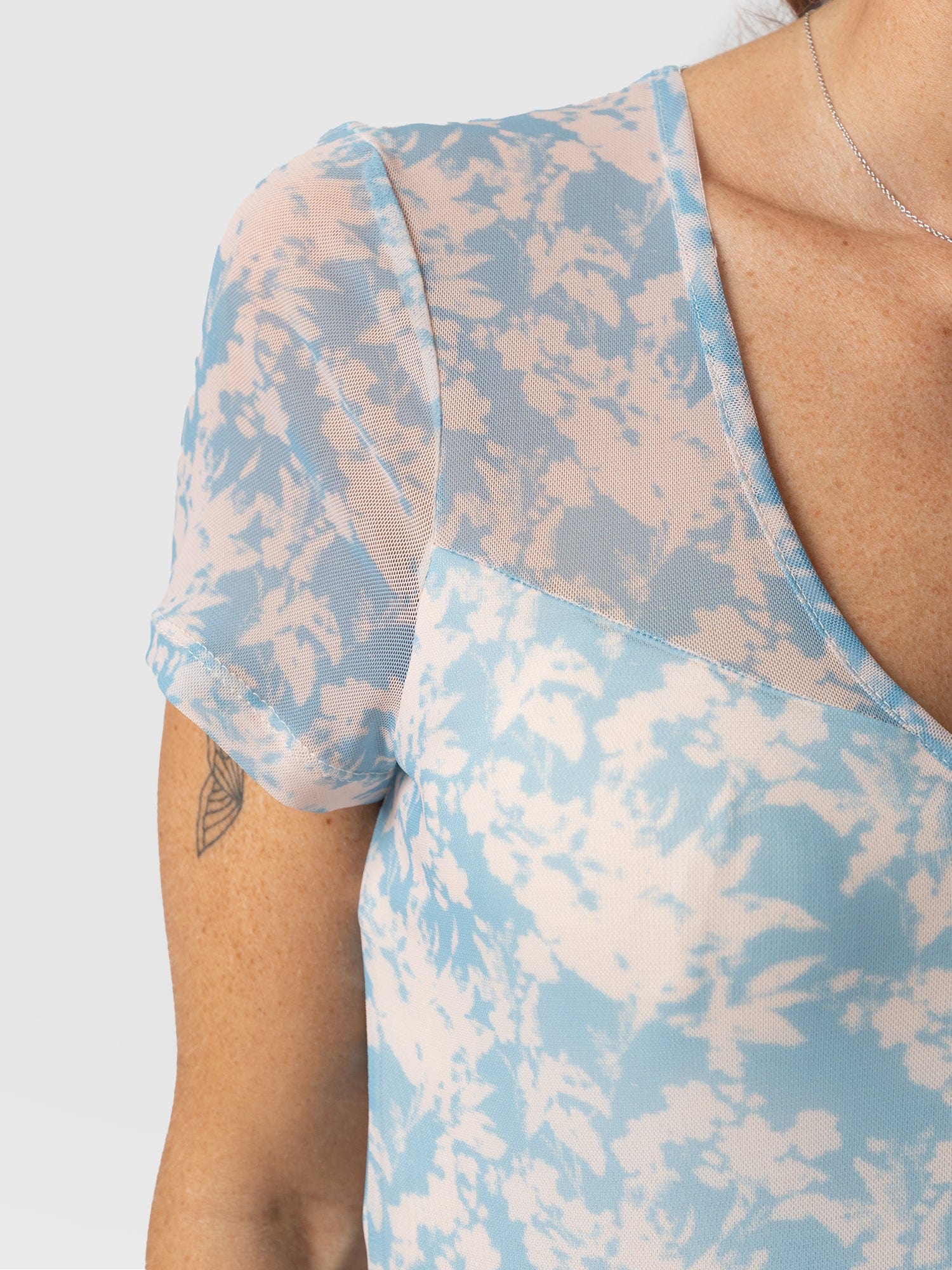 Millie Mesh Tee Blue Pixel - Women's Tops | Saint + Sofia® EU